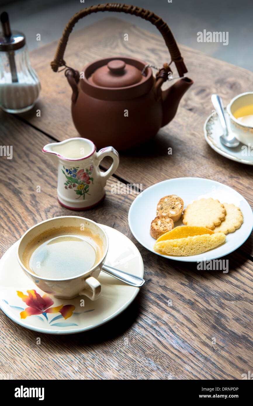 Kaffee und Gebäck im Café La Rose de Vergy in Rue De La Chouette in Dijon in Burgund Frankreich Stockfoto