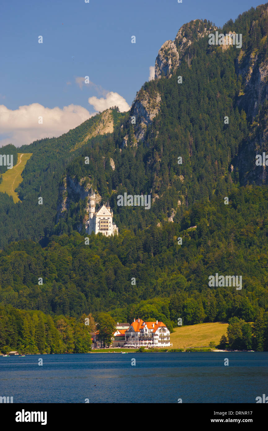 Panorama-Landschaft in Bayern mit Alpen Berge, See Alpsee und Schloss Neuschwanstein Stockfoto