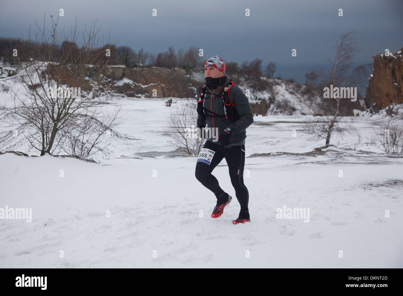 Ein Läufer macht seinen Weg durch den Schnee frühzeitig im Vorfeld. Er ist einer der 30 ungerade Läufer, die Marathon-Edition ausgeführt. Stockfoto