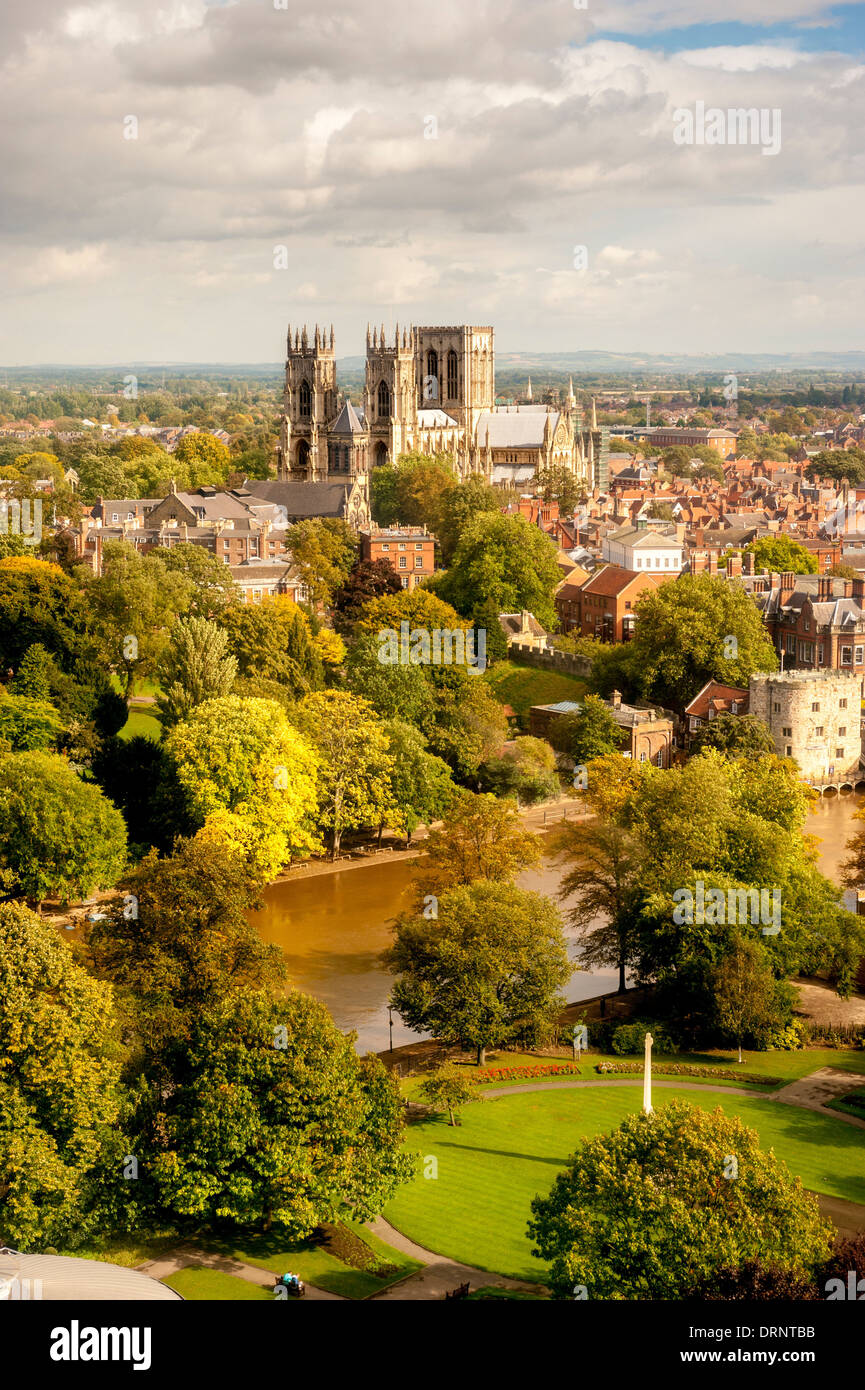 Erhöhte Ansicht des York Minster mit dem Fluss Ouse und Memorial Gardens im Vordergrund. York. North Yorkshire. Stockfoto