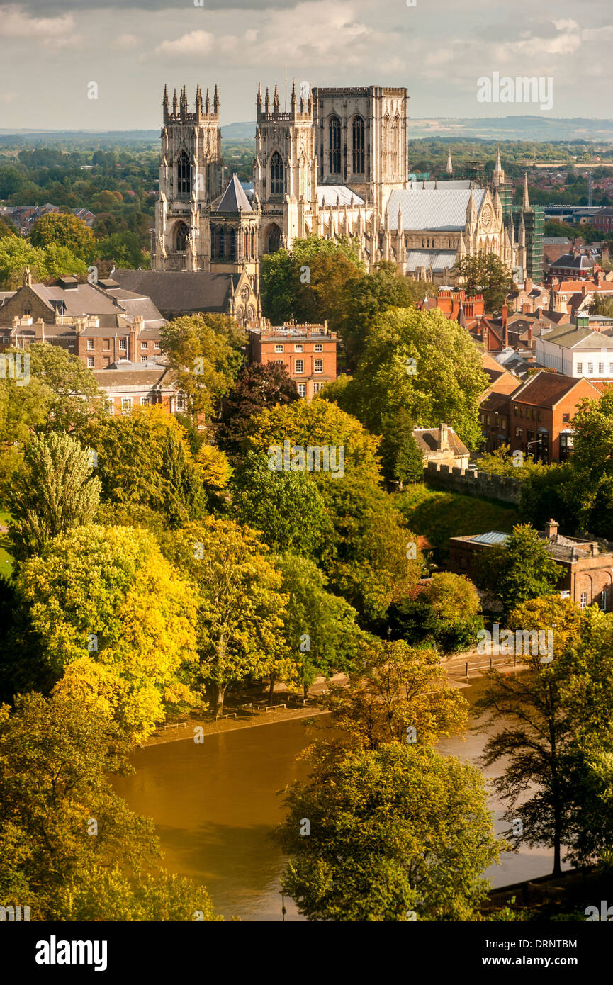 Erhöhte Ansicht des York Minster mit dem Fluss Ouse im Vordergrund. York. North Yorkshire. Stockfoto