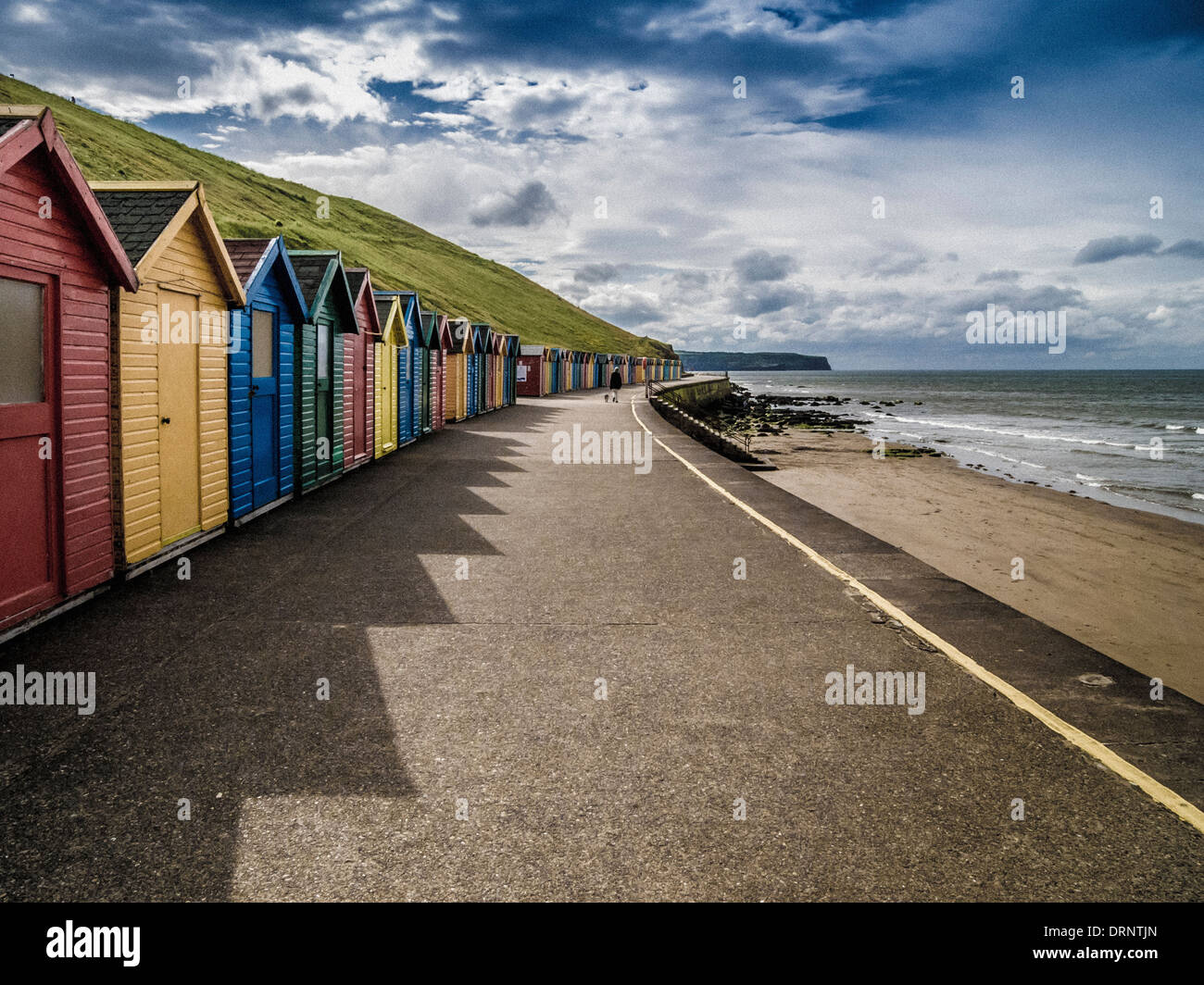 Strandhütten am Fuße des West Cliff, Teil des Cleveland Way. Whitby, North Yorkshire. Stockfoto