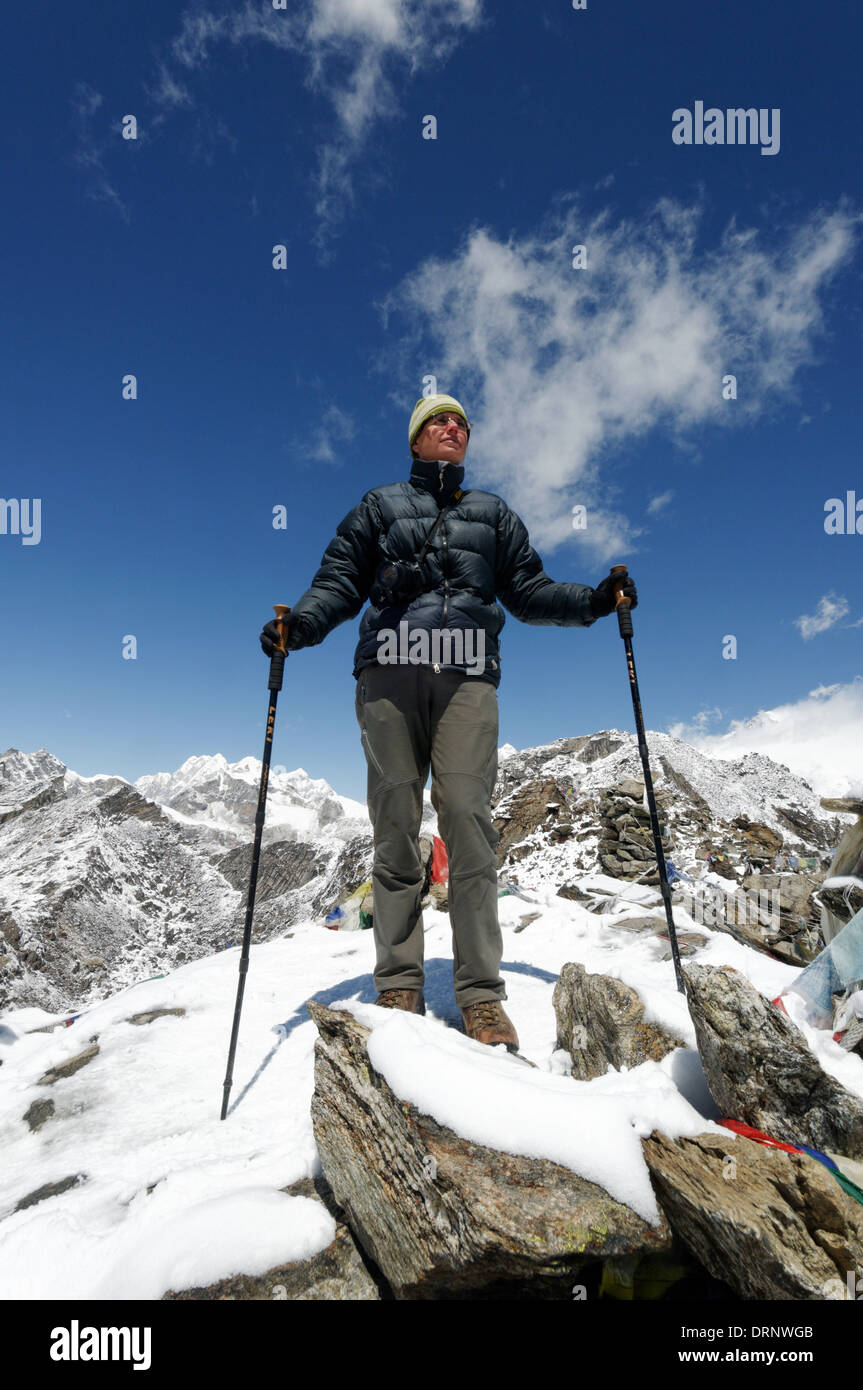 Eine Dame Wanderer auf dem Gipfel des Gokyo Ri, Nepal himalaya Stockfoto