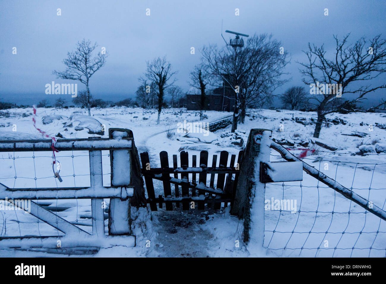 Ein Zaun und ein Tor in der Abenddämmerung Schnee auf Hammer Knude bedeckt. Stockfoto