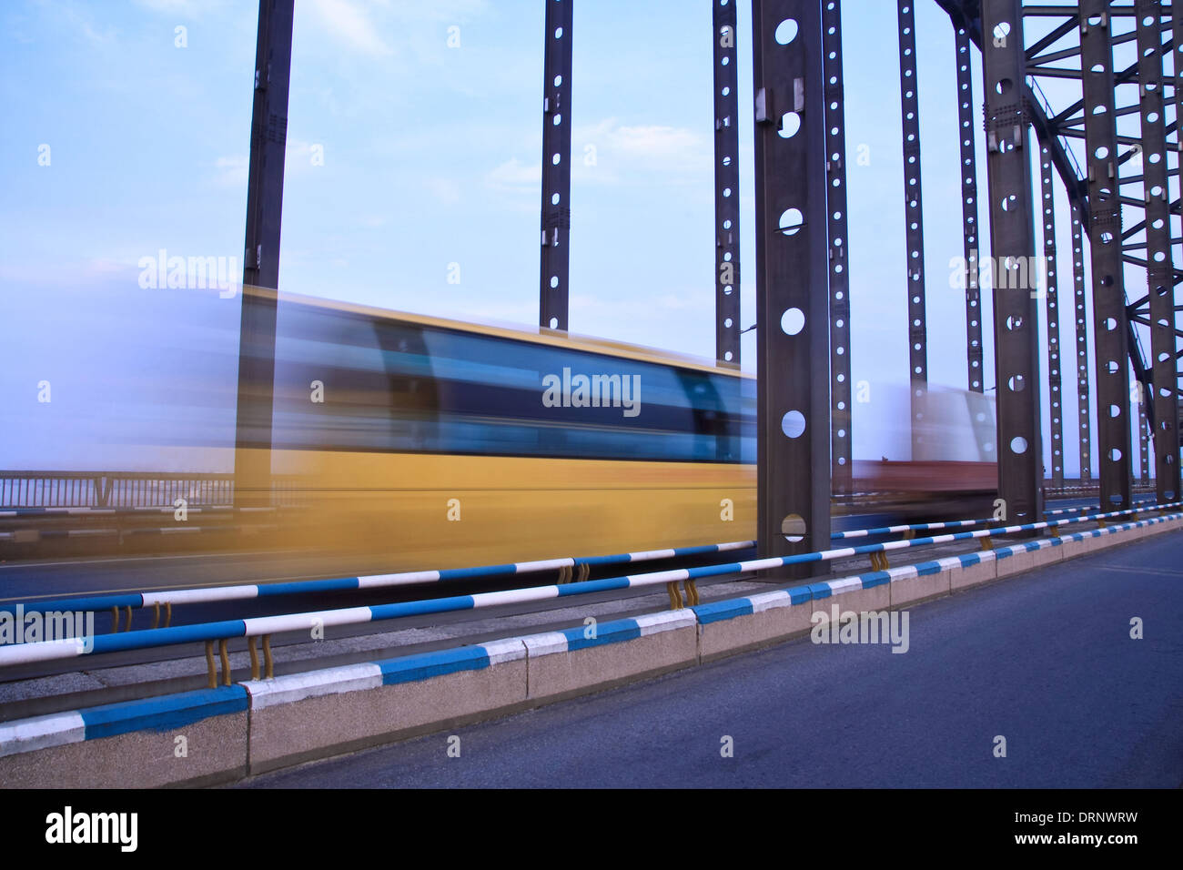 Bus Throught die Brücke Stockfoto