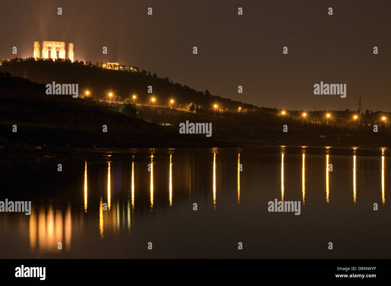 Denkmal "die Geschichte von Georgia" auf dem Hügel über dem Meer von Tbilisi, Tbilisi, Georgia - Aug 2013 Stockfoto