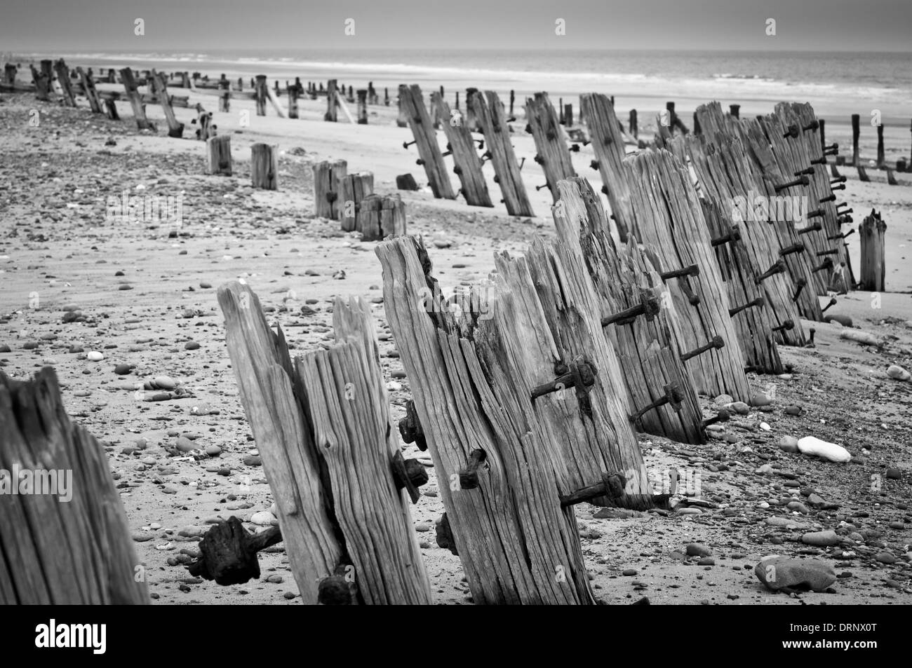 Am Strand am Spurn Point gibt es hölzerne Seegutscher. Stockfoto