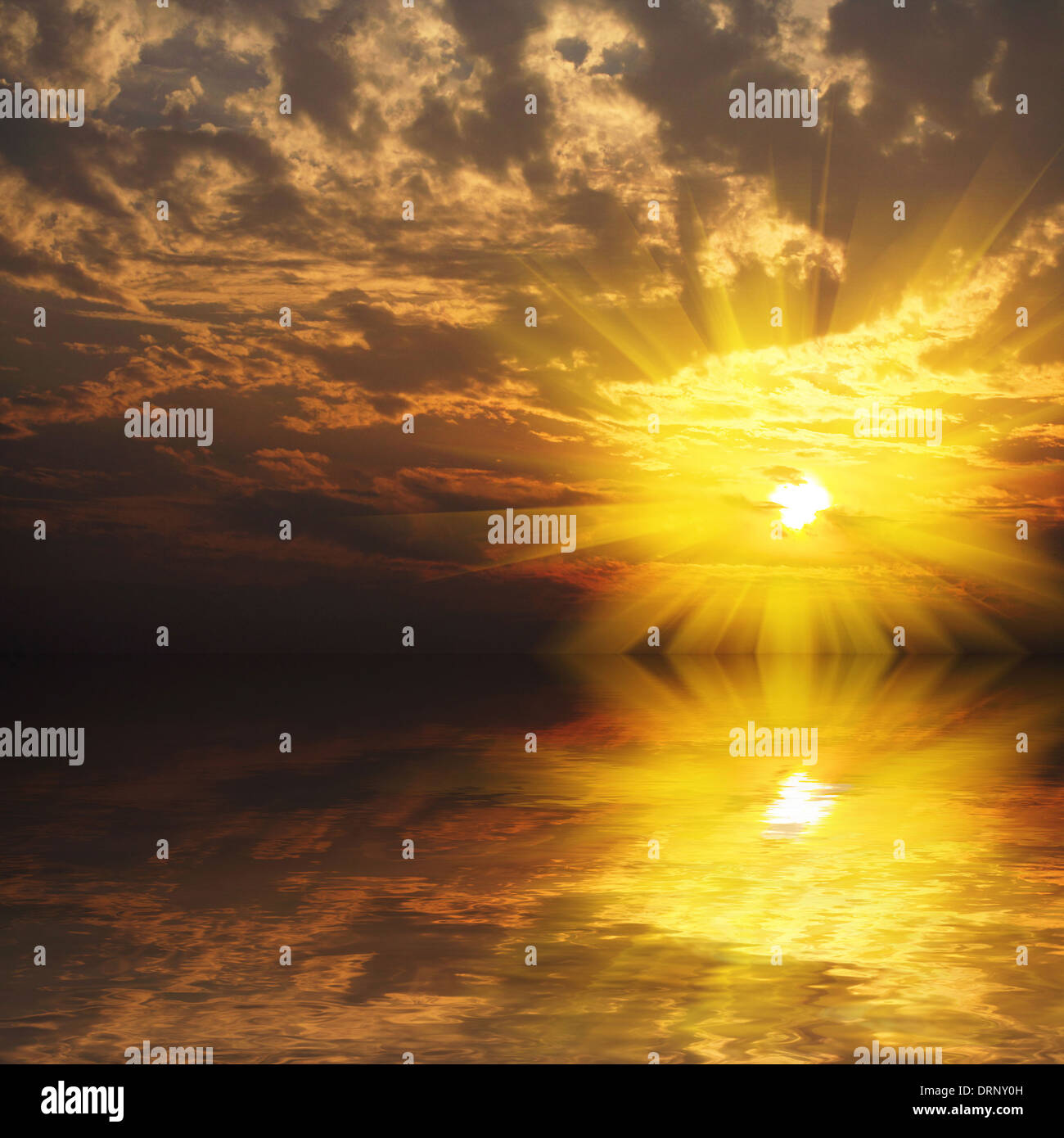 Sonnenuntergang Himmel mit Wasserreflexion Stockfoto