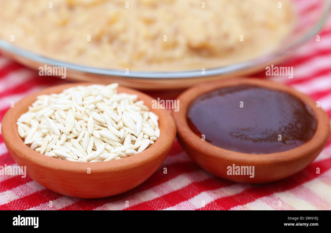 Datum Melasse mit Payesh gemacht, handgemachte Nudeln Stockfoto