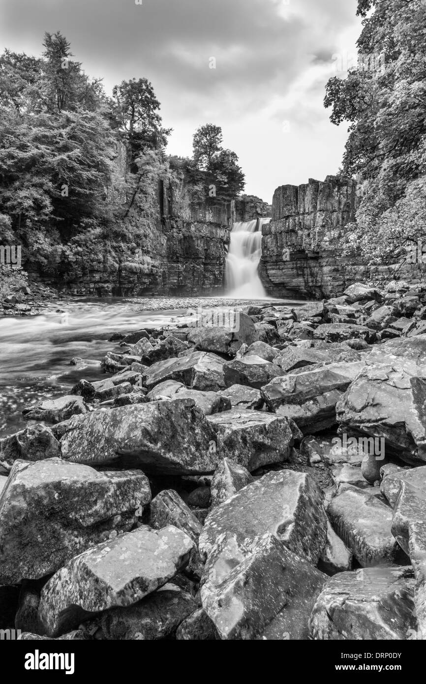 Hohe Kraft Wasserfall in Monochrom in der Nähe von Middleton-in-Teesdale, obere Teesdale, Co. Durham, England, UK Stockfoto