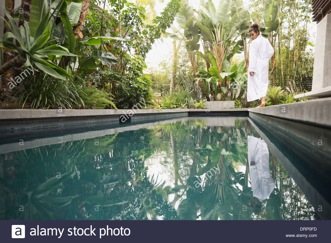 Frau zu Fuß am Rand der Swimming-Pool Stockfoto