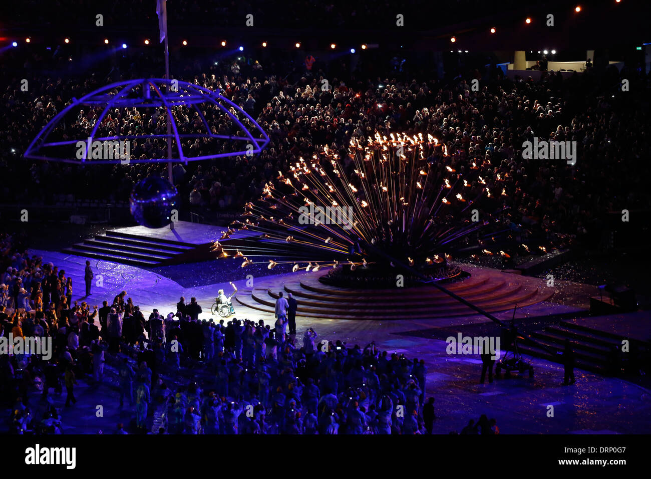 Darsteller im Olympia-Stadion während der Eröffnungsfeier der Paralympischen Spiele 2012 in London Stockfoto