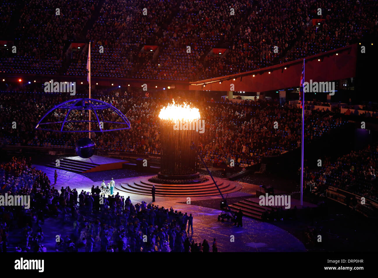 Darsteller im Olympia-Stadion während der Eröffnungsfeier der Paralympischen Spiele 2012 in London Stockfoto