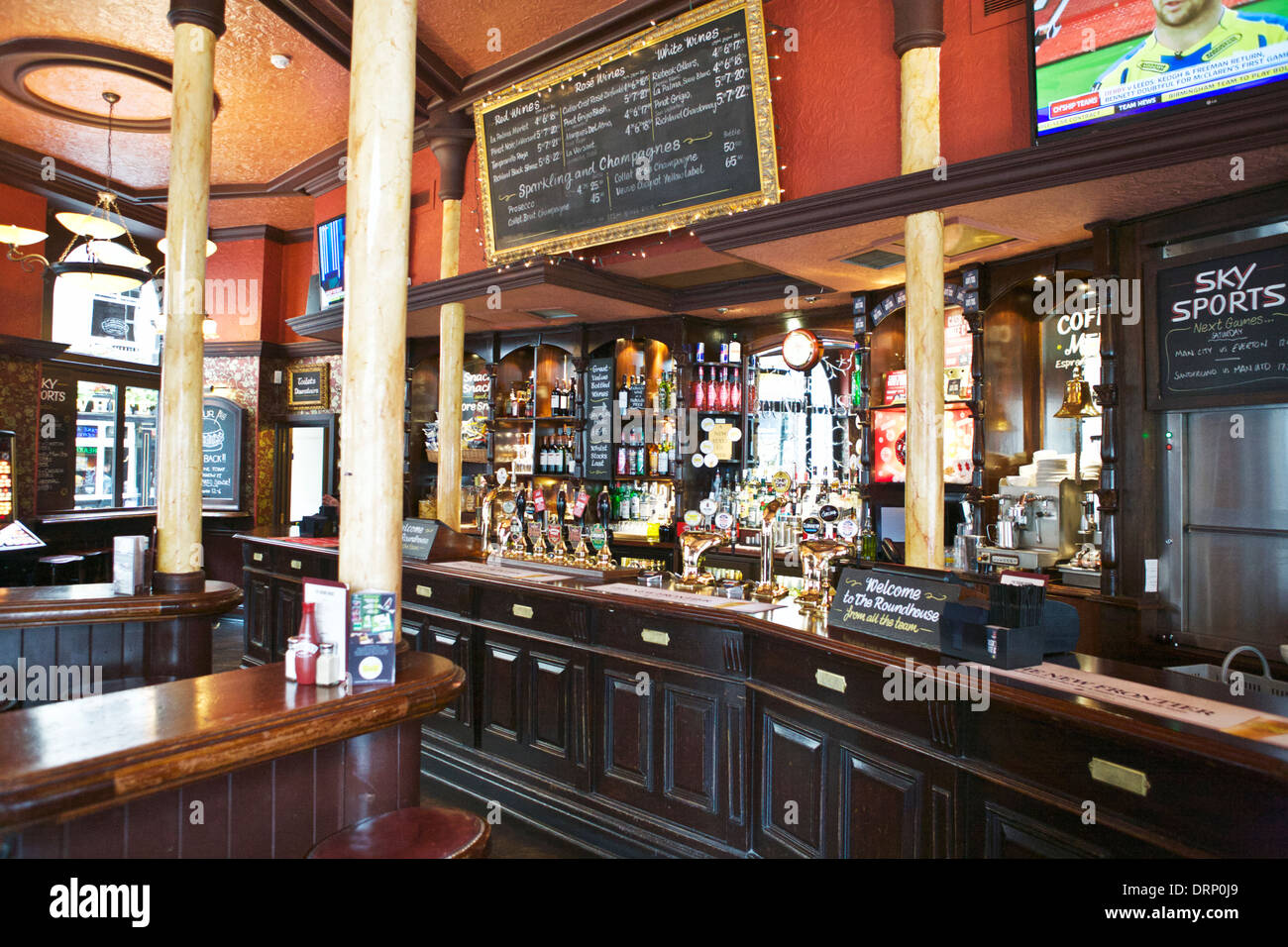 Das Round House Pub, 1 Garrick Street, Covent Garden, London, UK. Blick in das Innere der Bar und Bier Wasserhähne. Englischer Pub Interieur. London Pub Bar. Stockfoto