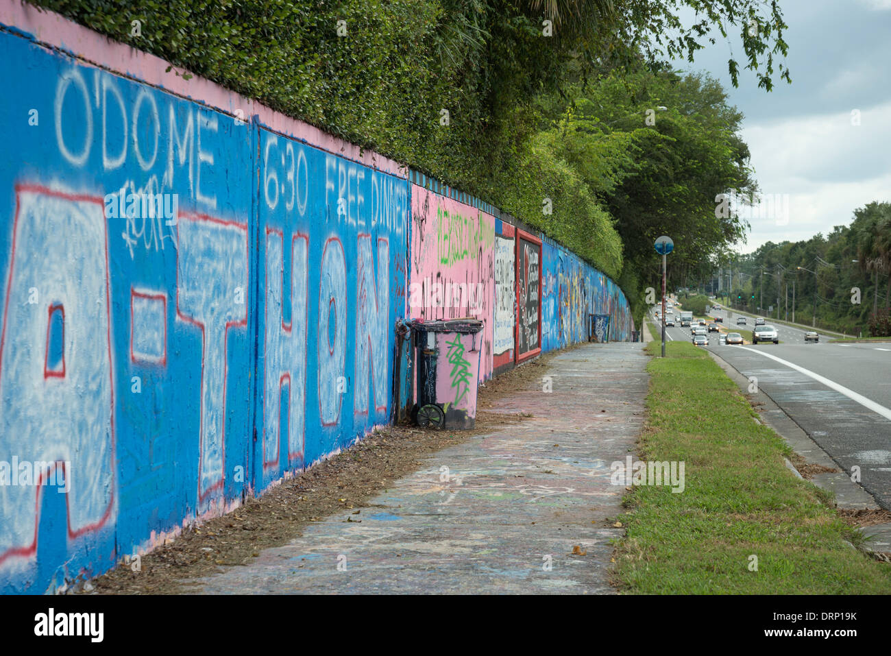 Graffitiwand ist Gainesville Florida ausgewiesenen Bereich der freien öffentlichen Meinungsäußerung. Stockfoto