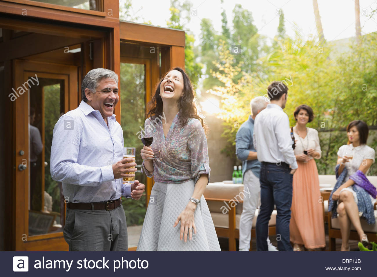 Fröhliches paar genießen outdoor-party Stockfoto