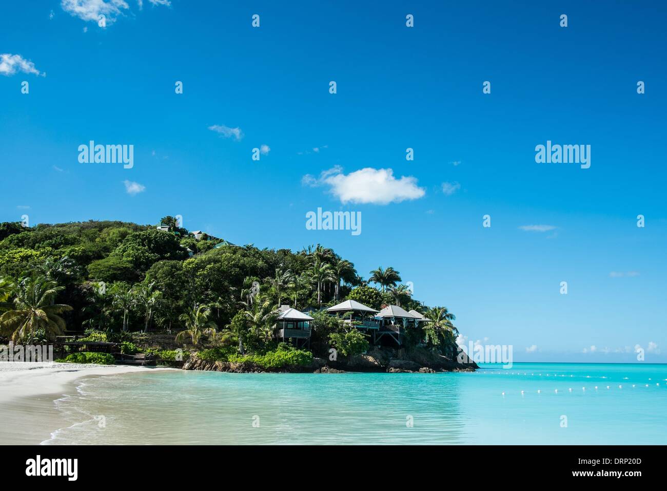 Cocos Hotel liegt auf einem Hügel mit Bäumen und Palmen und einen schönen Blick auf das Karibische Meer. -Oktober 2013. Stockfoto