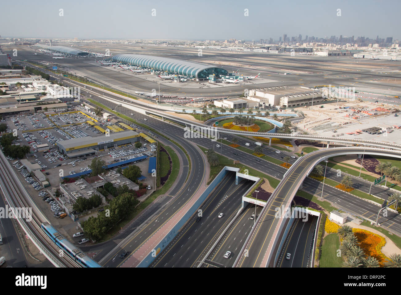 Luftaufnahme von Dubai in den Vereinigten Arabischen Emiraten. Ansatz zum Tunnel laufen unter Dubai International Airport Stockfoto