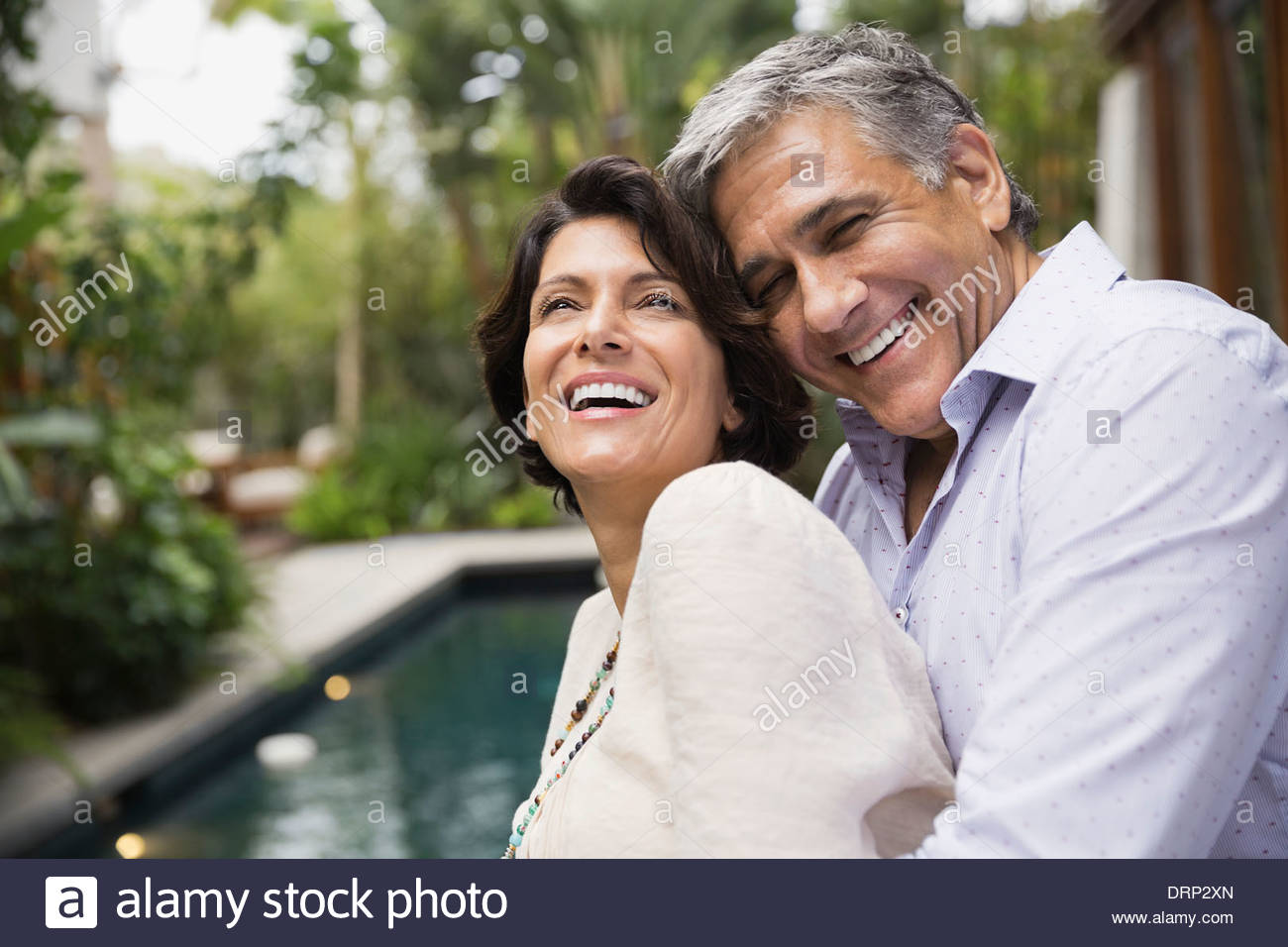 Älteres Paar, umarmen, draußen Stockfoto