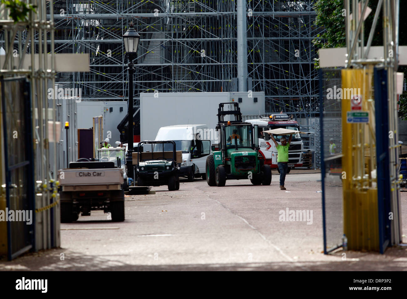 Bauarbeiter, die Demontage des 2012 London Olympic Beachvolleyball Veranstaltungsort Stockfoto