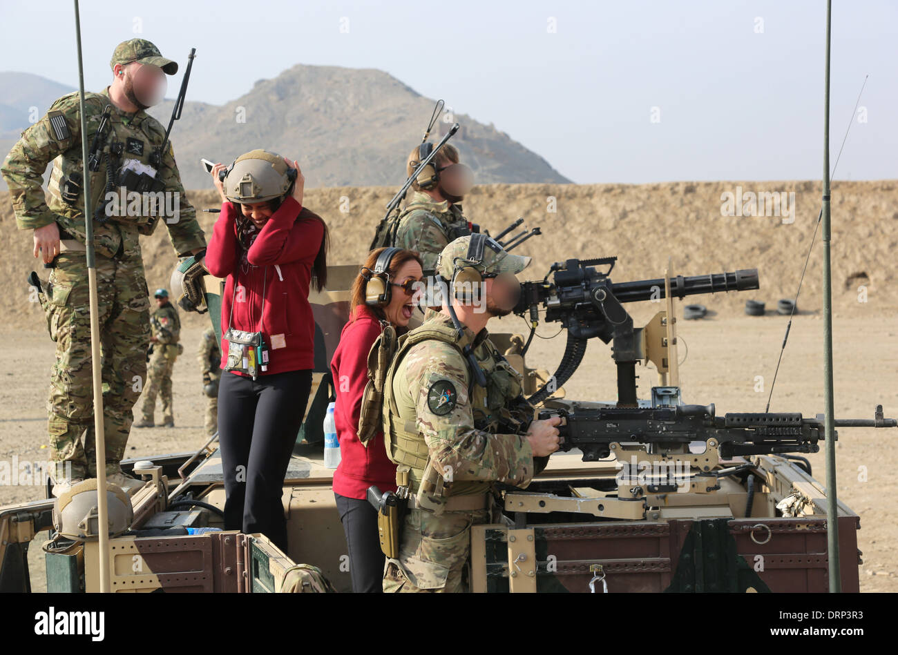 US Army Special Forces Soldaten zeigen verschiedene Waffensysteme zu Washington Redskins Fußball Team Cheerleader während einer militärischen Wertschätzung Tour 24. Januar 2014 in der Nähe von Kabul, Afghanistan. Teile des Bildes sind aus Sicherheitsgründen vom Militär fließend. Stockfoto