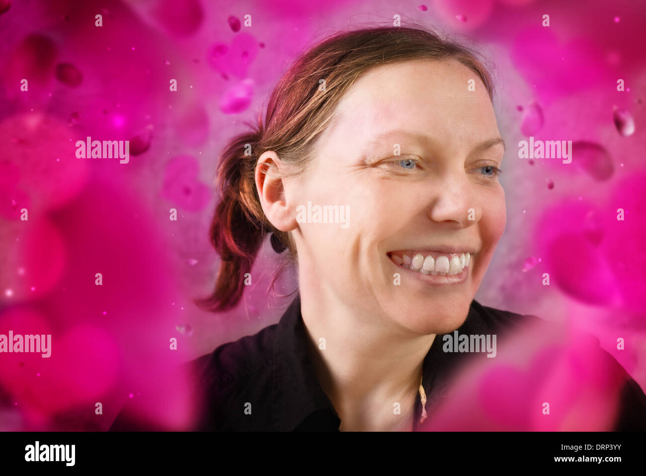 Schöne Frau in der Liebe mit Herz Form Partikel um Regen Stockfoto