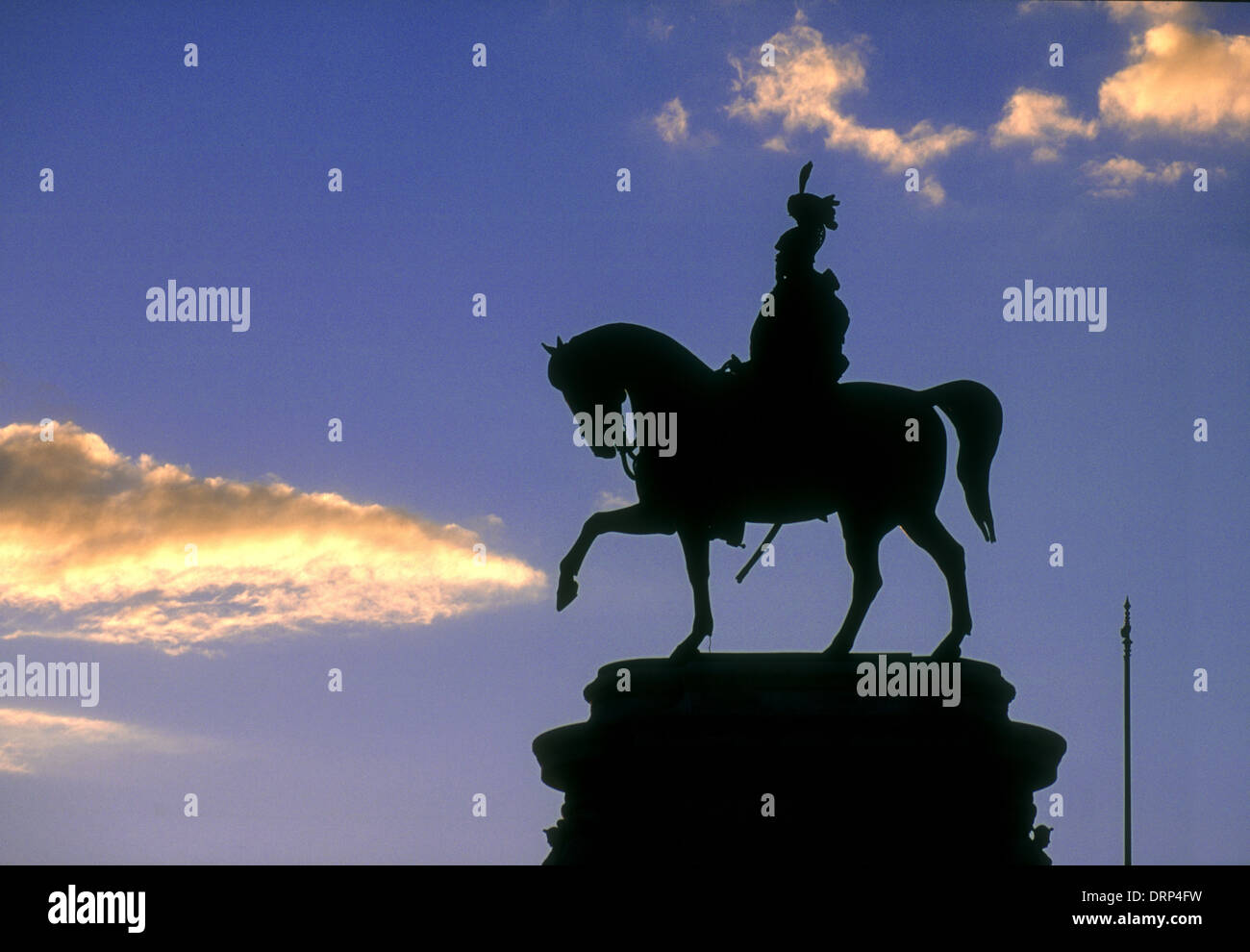 Vittorio Emanuele Ii Denkmal Rom Statue von Vittorio Emanuele in der Abenddämmerung Stockfoto