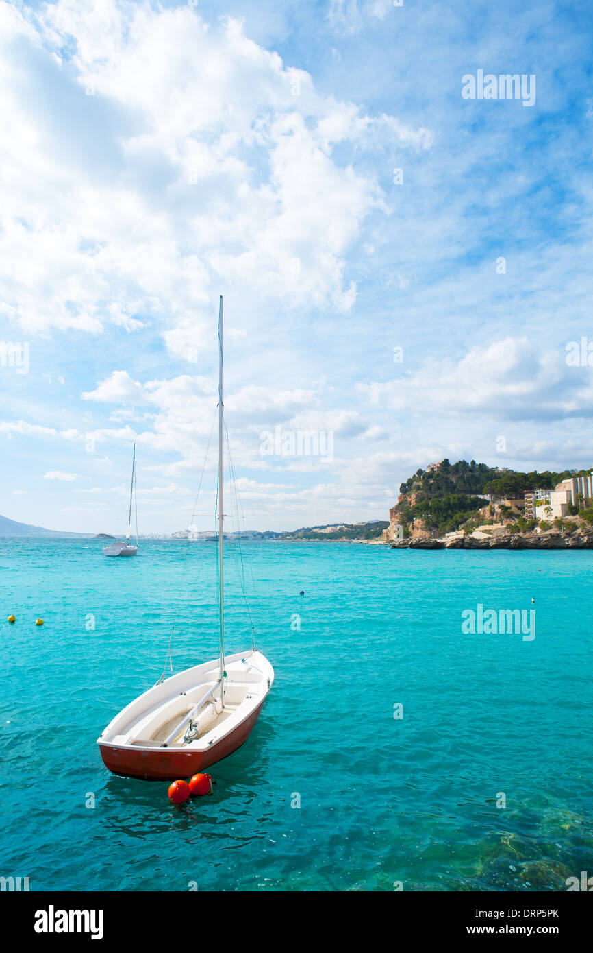 Altea Mittelmeer Meer Detail mit Segelboot in Alicante Spanien Stockfoto