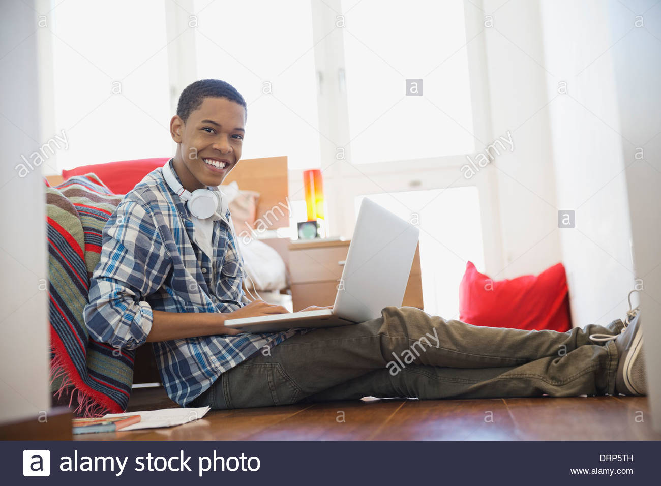 Porträt von zuversichtlich Teen mit Laptop zu Hause Stockfoto