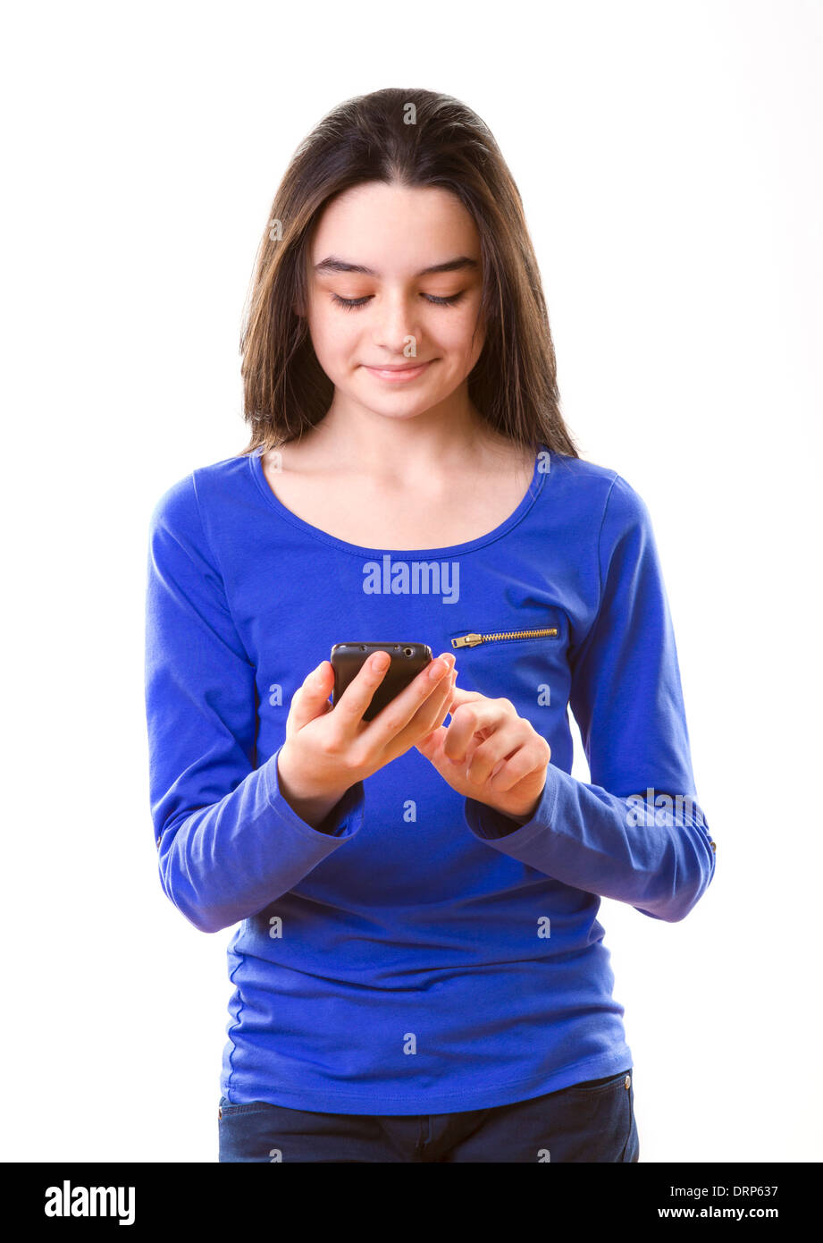 Teenager-Mädchen mit Smartphone auf weißem Hintergrund. Stockfoto
