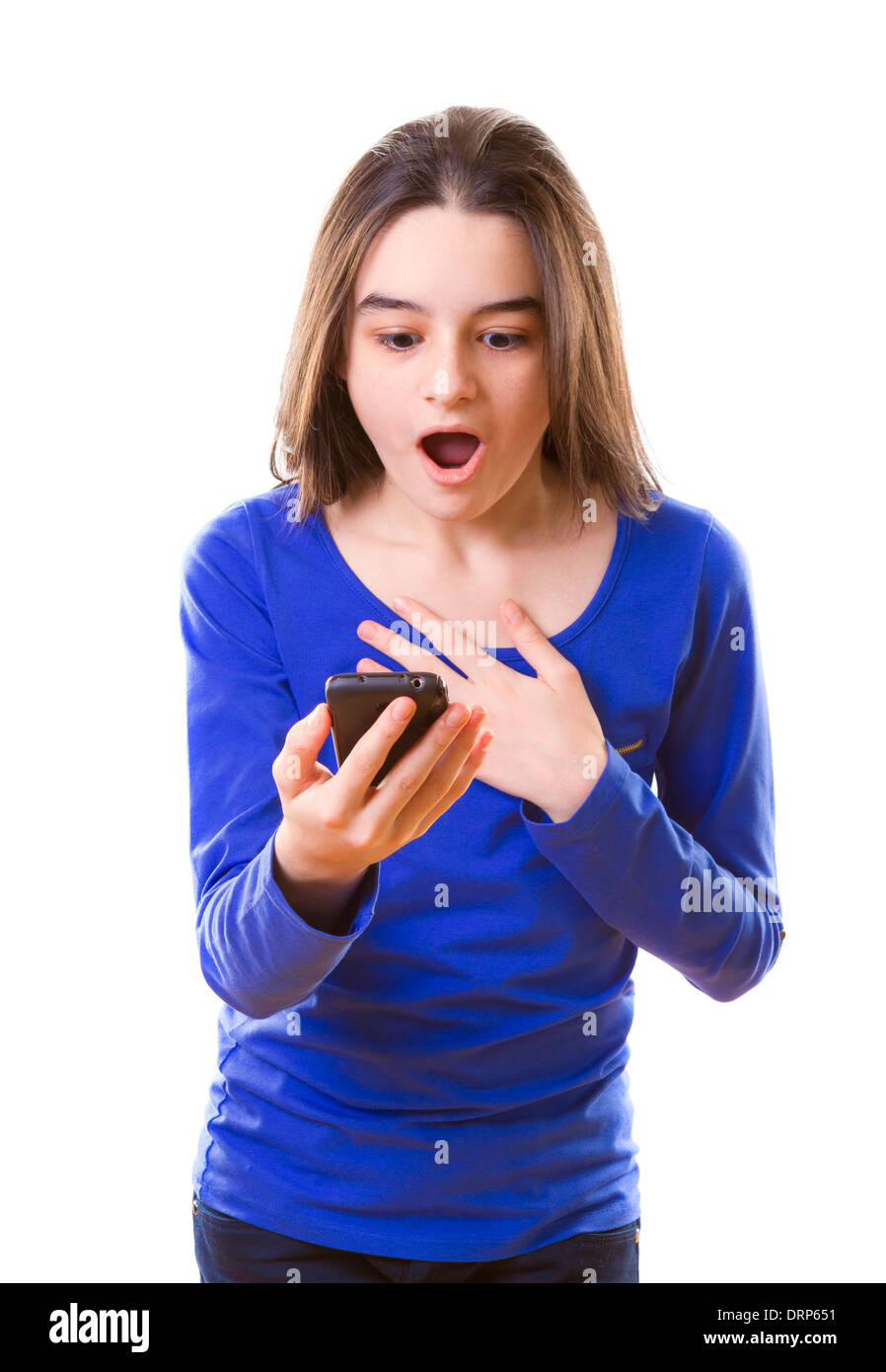 Teenager-Mädchen mit Smartphone auf weißem Hintergrund überrascht. Stockfoto