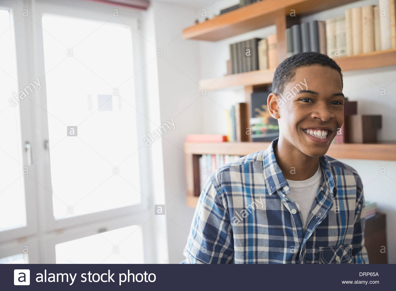Lächelnde Teenager zu Hause Stockfoto