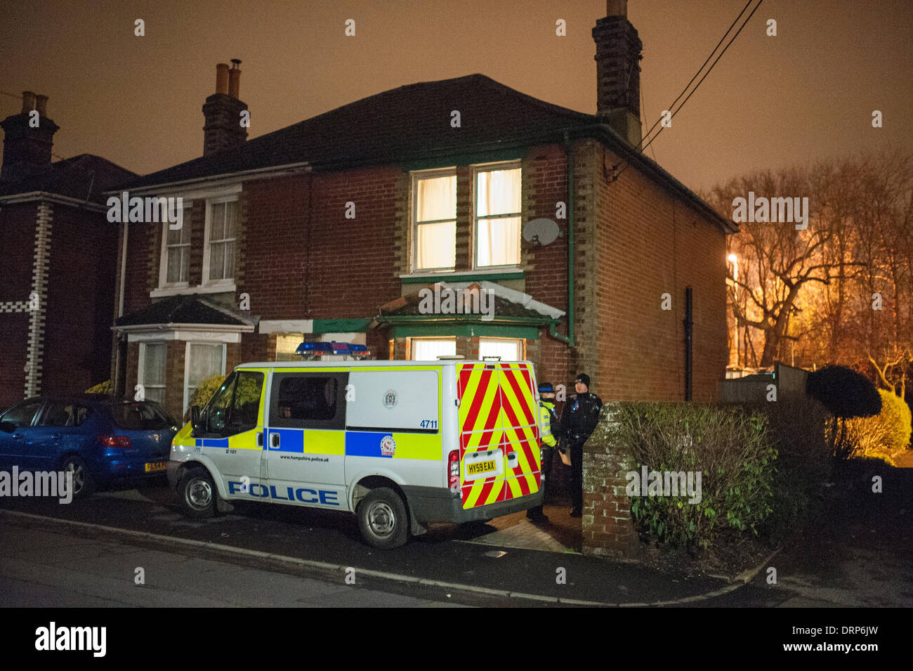Polizisten Absperren eines Hauses in Rose Road, Totton, Southampton, Hampshire, England, Vereinigtes Königreich, während eine Suche durchführen. Bildnachweis: Alun Jenkins/Alamy Live-Nachrichten Stockfoto