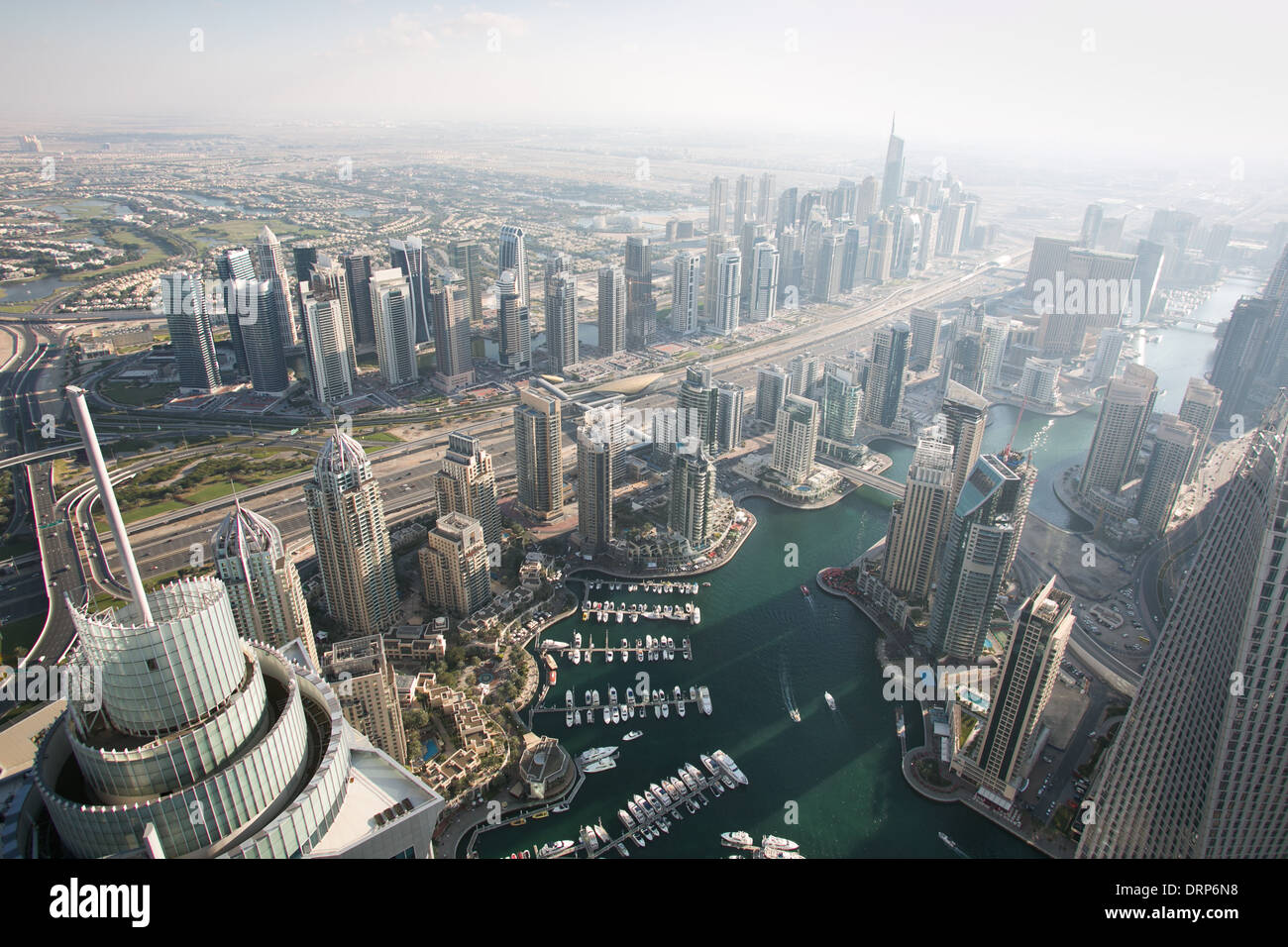 Luftaufnahme von Dubai in den Vereinigten Arabischen Emiraten. Blick vom Princess Turm in Richtung der Dubai Marina. Stockfoto