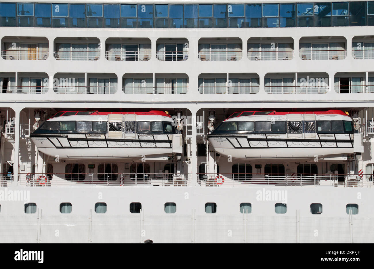 Ein paar der Rettungsboote auf der Columbus 2-Kreuzfahrtschiff, Ankern in Puerto de Cadiz, (dem Hafen von Cadiz), Cadiz, Spanien. Stockfoto