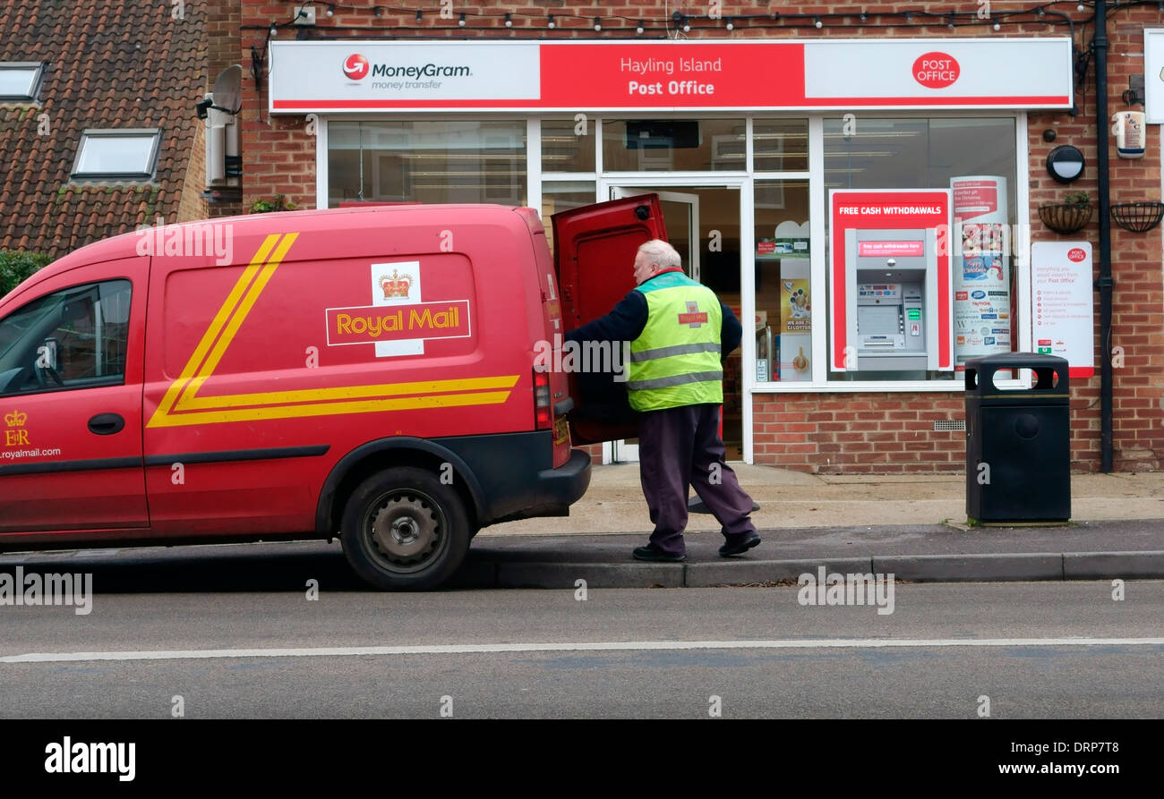 Postbote laden einen van außerhalb ein Postamt, Hayling Island, Hampshire, UK Stockfoto