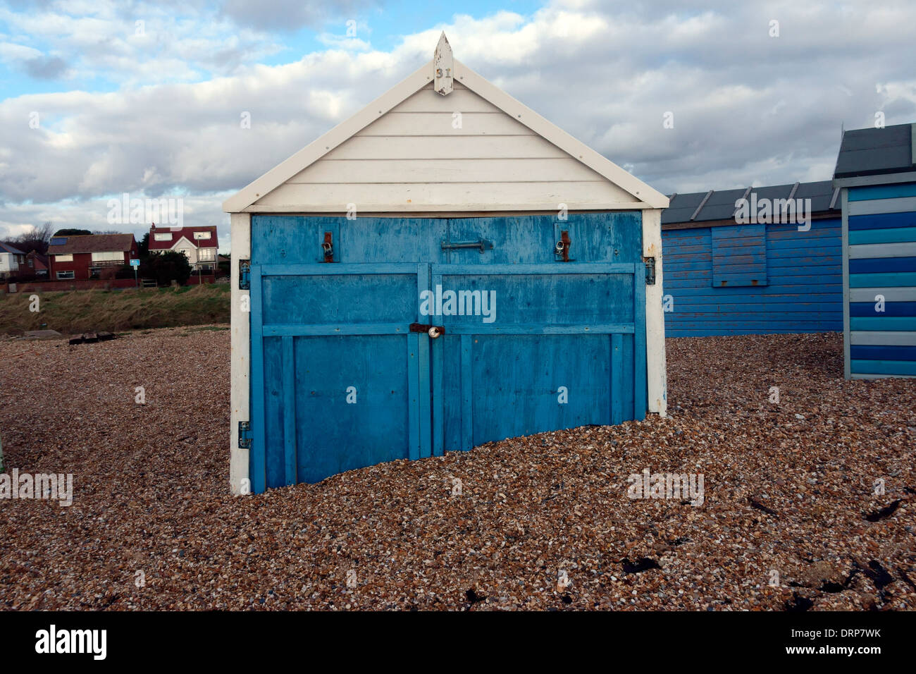 Beach Hut mit Schindel vor die Tür gestellt nach dem Sturm von Weihnachten 2013 auf Hayling Island, Hampshire, Großbritannien Stockfoto