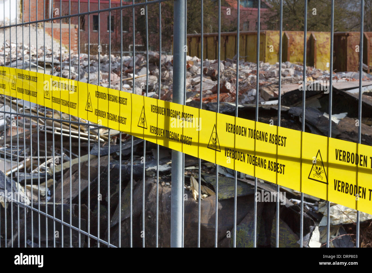 Gelb keine Trespassing Band für Asbest in niederländischer Sprache am Eingang des kontaminierten Gelände Stockfoto