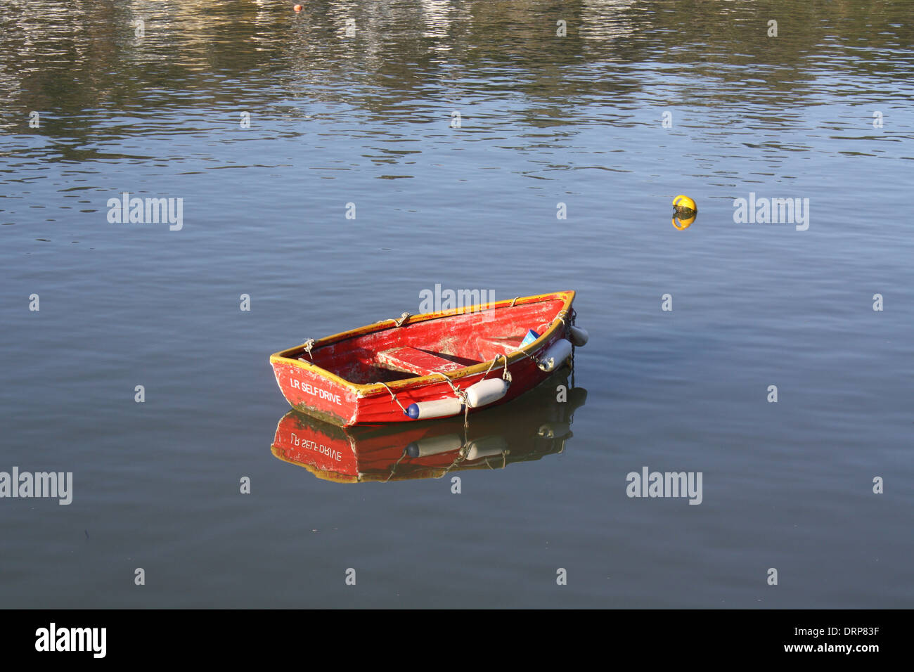 Rot Ruderboot bei Lyme Regis Dorset Stockfoto