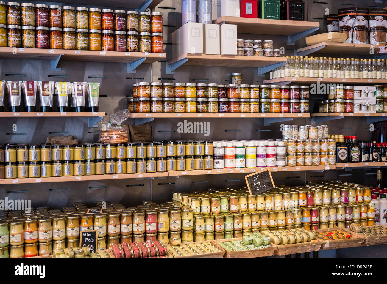 Dijon-Senf und Spezialität Essen im La Fabrique Bouchons Shop in der Altstadt in Region Dijon, Burgund, Frankreich Stockfoto