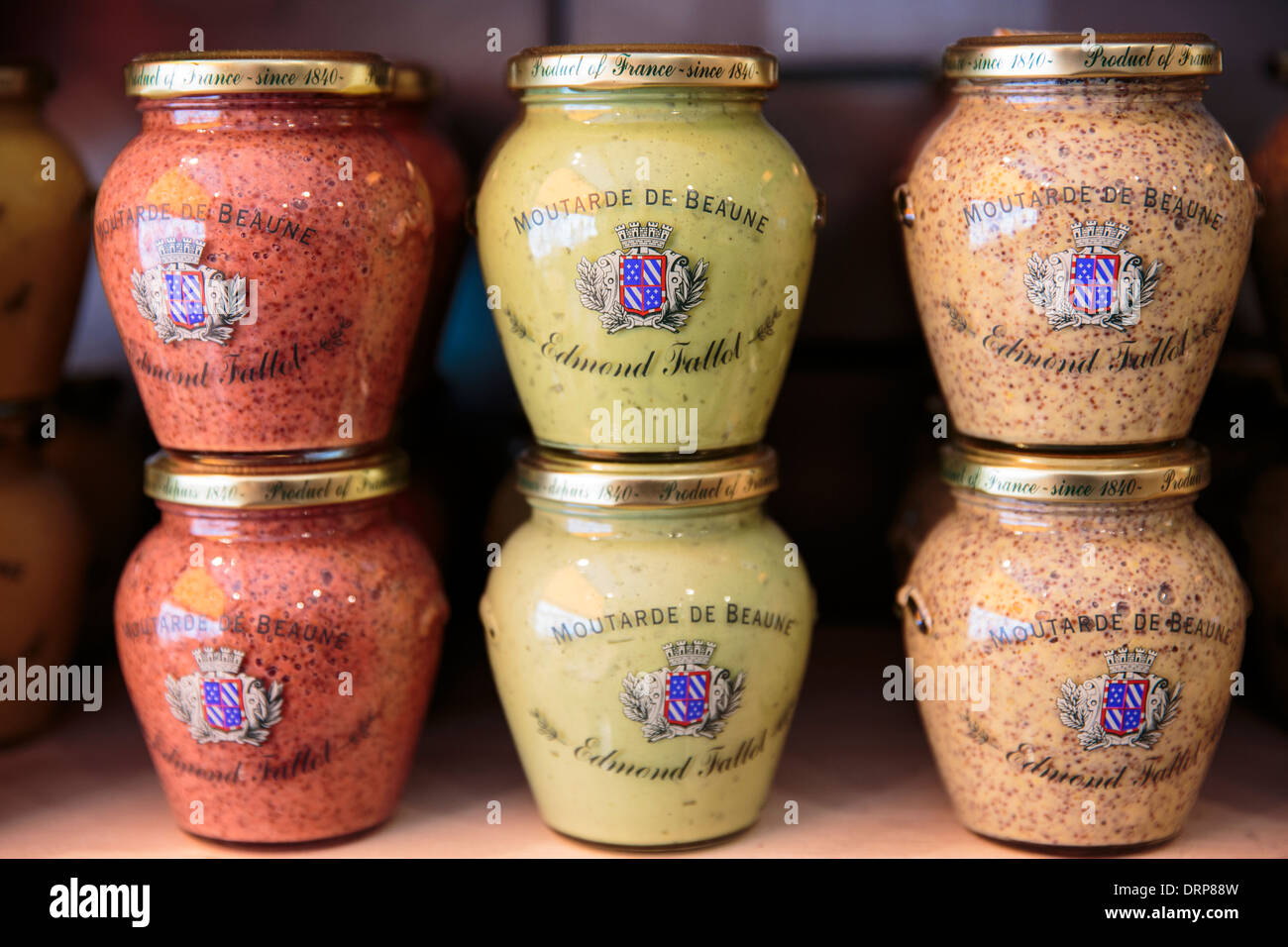 Moutarde de Beaune angezeigt zum Verkauf in La Fabrique Bouchons Shop im alten Stadt-Region-Dijon, Burgund, Frankreich Stockfoto