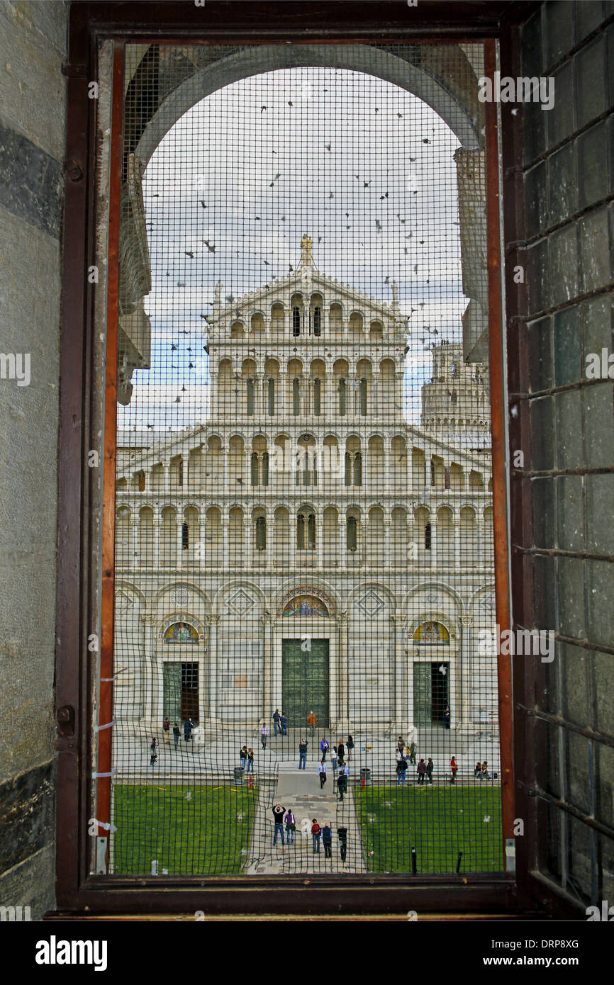 Der Dom von Pisa hinter das Gitter eines Fensters des Baptisteriums Stockfoto