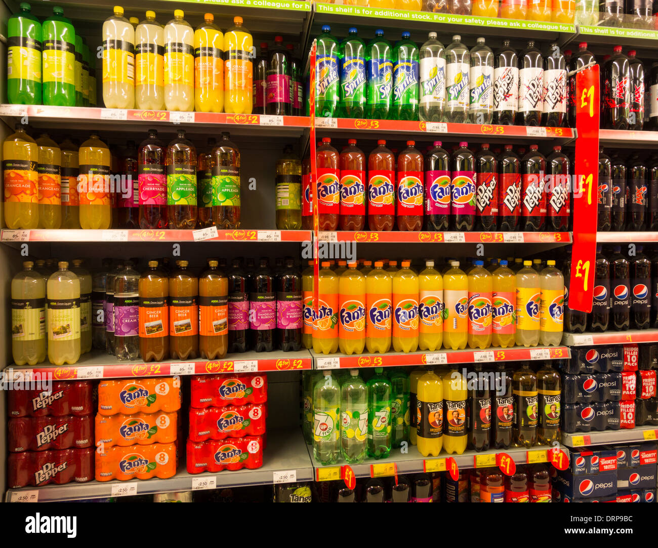 Alkoholfreie Getränke in Asda Supermarkt. UK Stockfoto