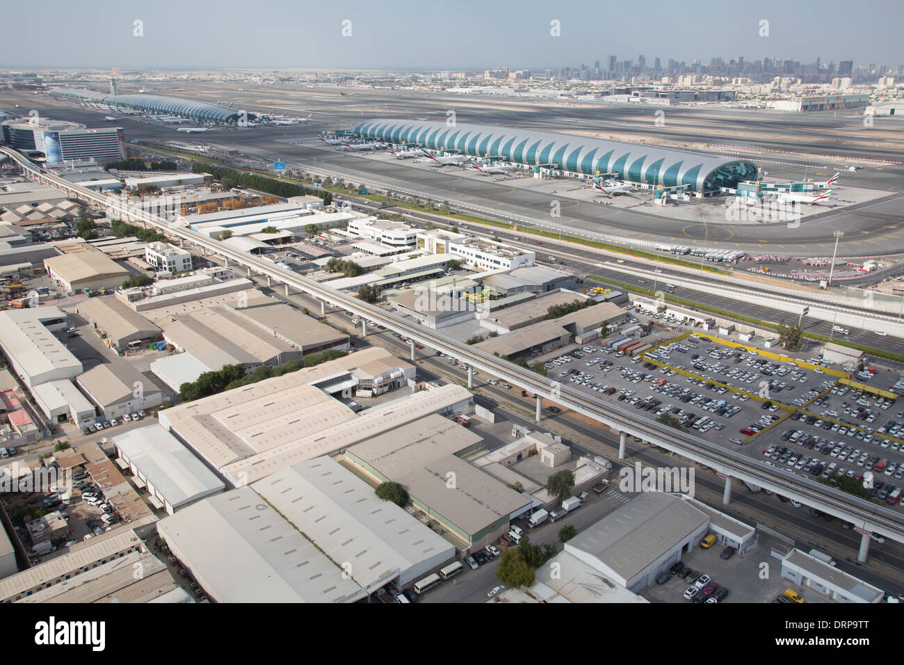 Luftaufnahme von Dubai in den Vereinigten Arabischen Emiraten. Der internationale Flughafen Dubai Stockfoto