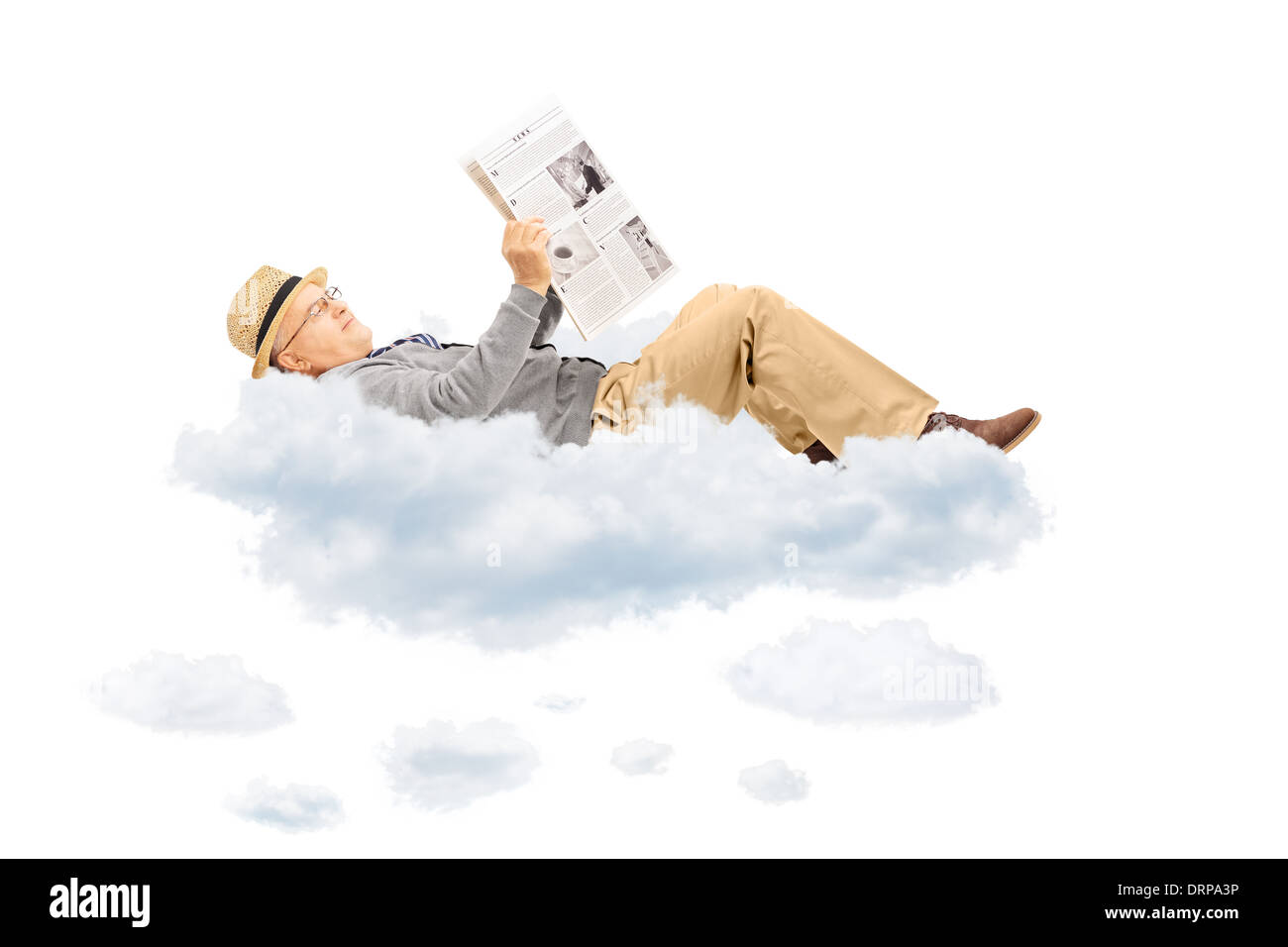 Ältere Gentleman Zeitunglesen Verlegung auf Wolken Stockfoto