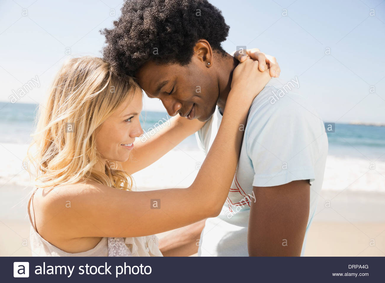 Liebevolle paar am Strand Stockfoto