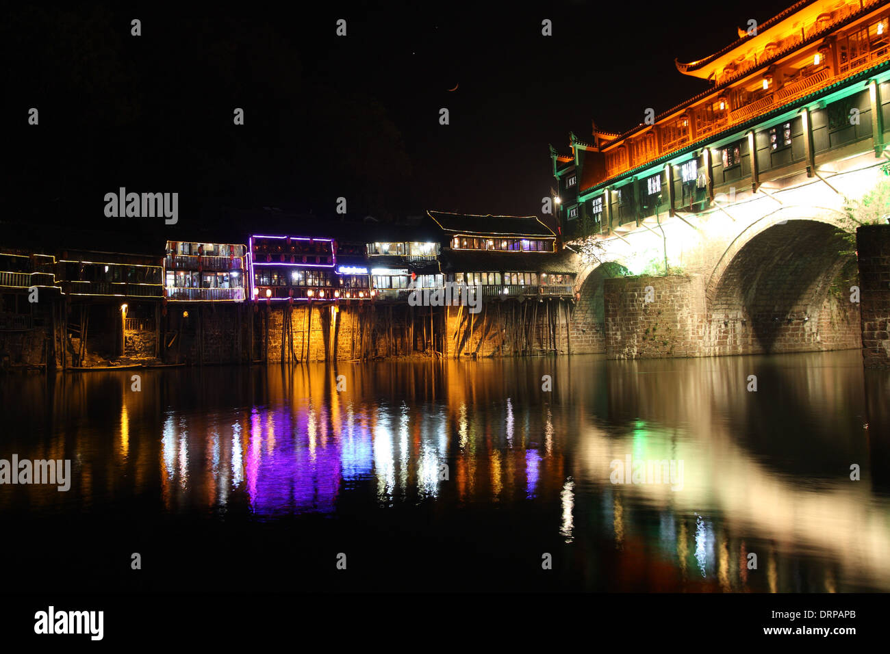 chinesischer Phoenix Stadt bei Nacht Stockfoto