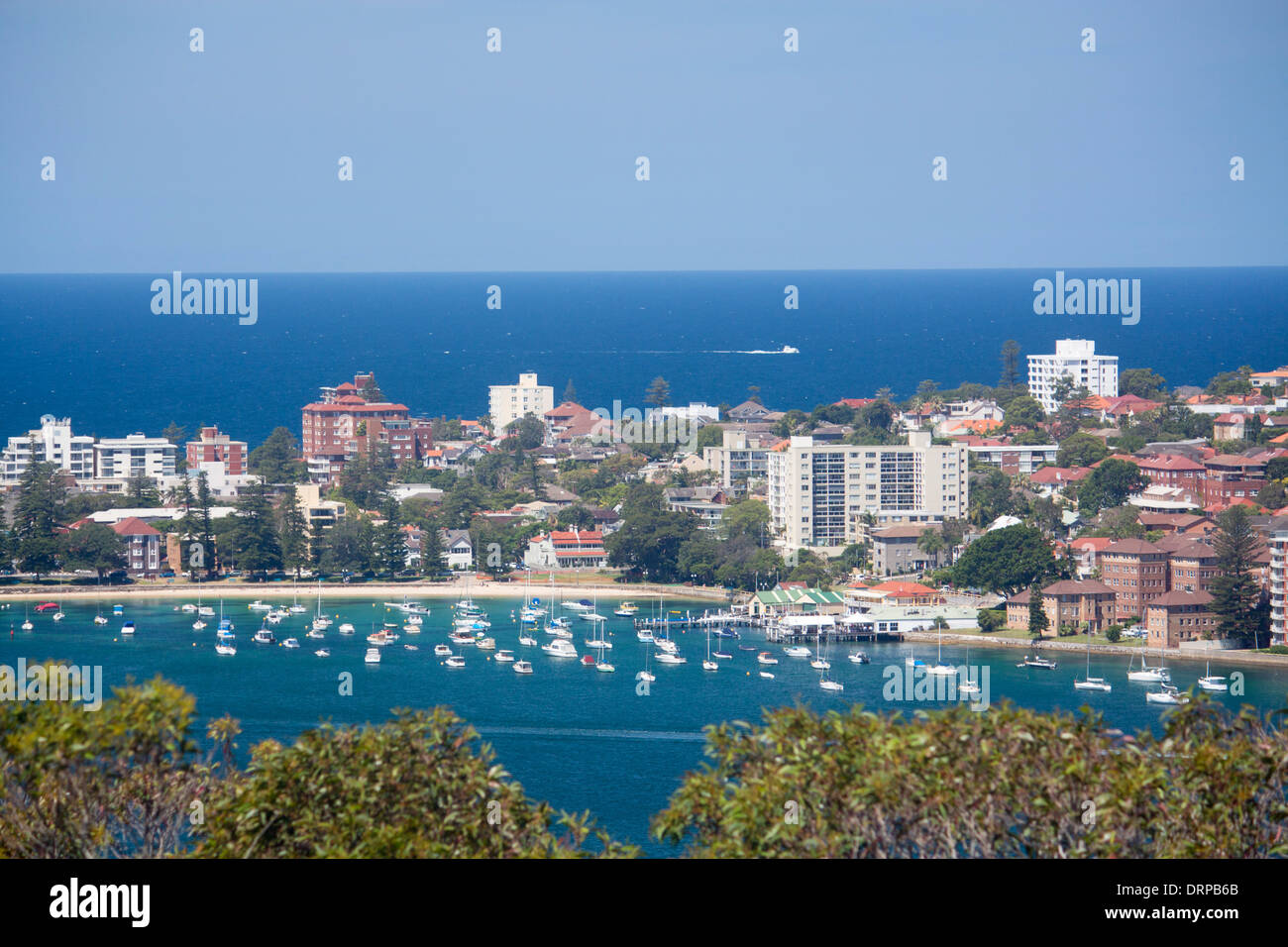 Ansicht von Manly Cove von Dobroyd Head mit Booten im Hafen und dem Pazifischen Ozean über Sydney New South Wales Australien Stockfoto