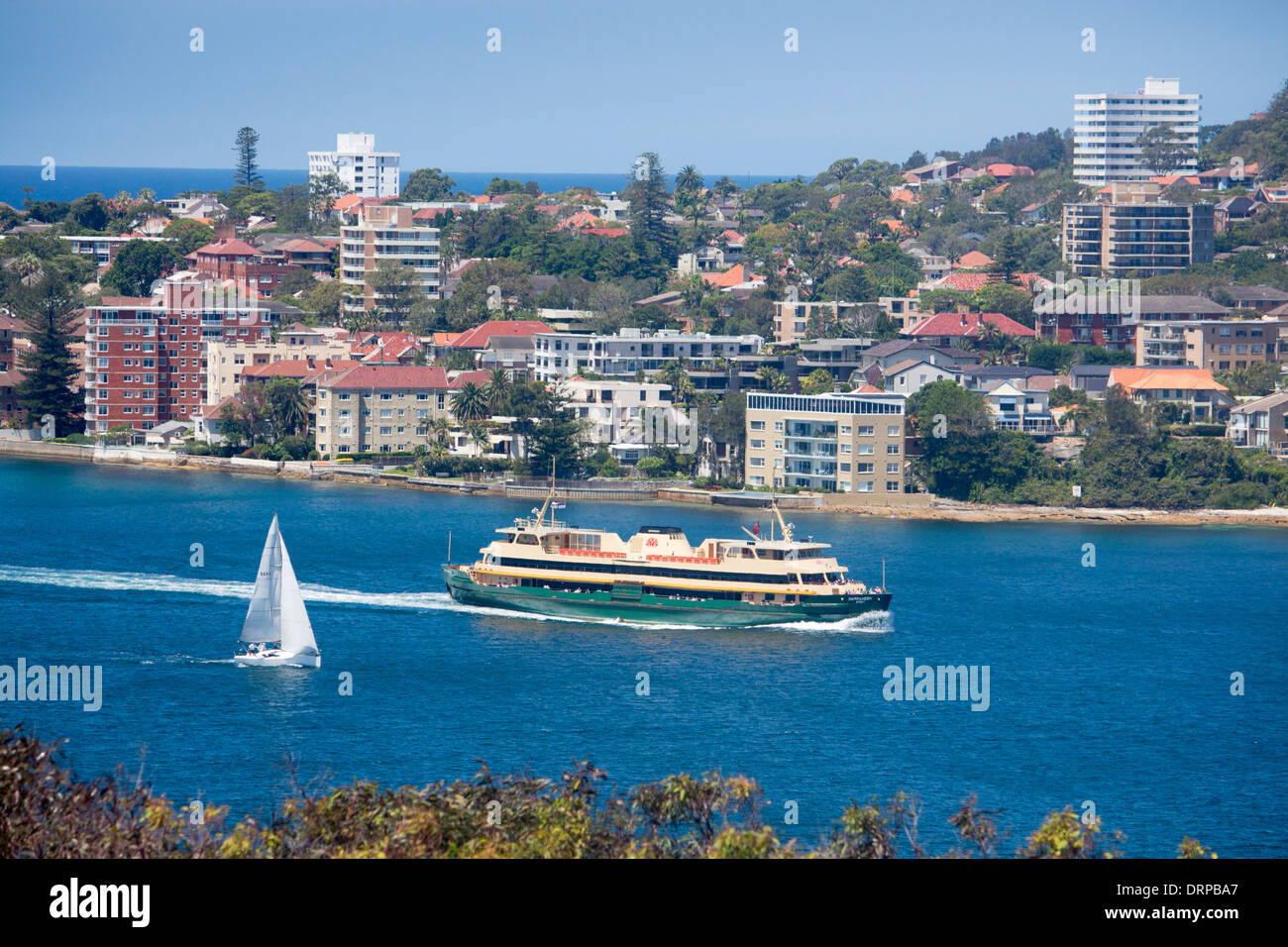 Manly Fähre "Narrabeen" und yacht verlassen Hafen Blick von Dobroyd Head North Harbour Sydney New South Wales NSW Australia Stockfoto