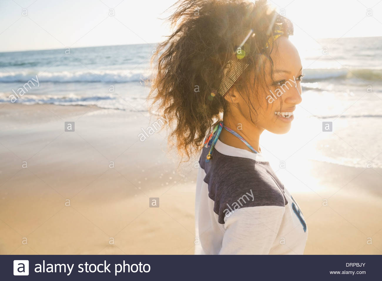 Frau Freizeit am Strand verbringen Stockfoto